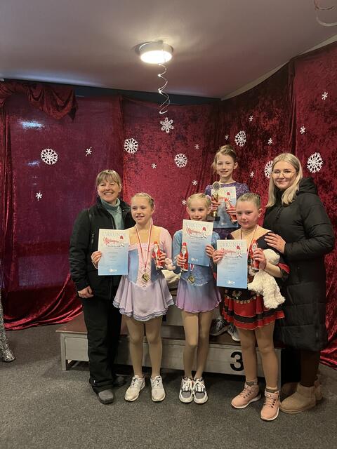 Trainerin Gaby Krakau (l.) und Betreuerin Diana Schwarzenberger mit den Figurenläuferinnen Luisa-Matilda Kill, Hannah Pogrzeba, Joleen Wagner (v.l.).  | Foto: Xenia Wagner