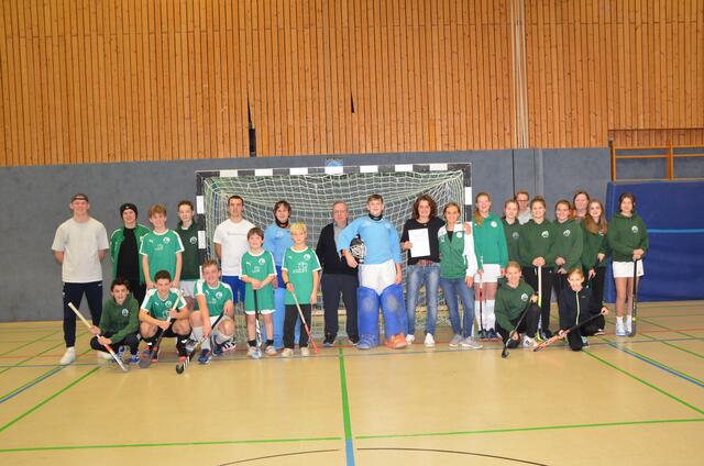 Die Preisübergabe erfolgte während des Jugendtrainings der männlichen U16, eines der erfolgreichsten Teams der Hockeyabteilung.  | Foto: PSC