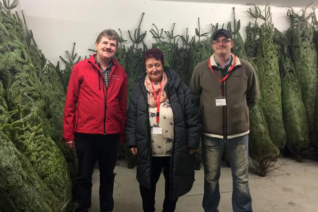 5000 Euro überbrachte Karl-Heinz-Daniel (links) vom Vorstandssekretariat der KSK an Uschi Khalil und Markus Beimel vom HilfszentrumNRW.  | Foto: KSK Euskirchen