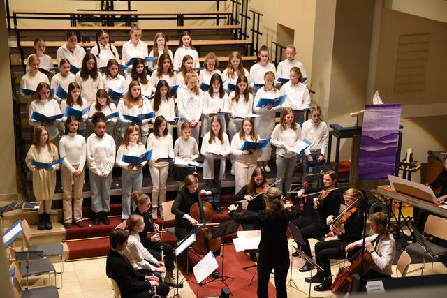 Der Mittelstufen-Chor der Mädchen eröffnete mit dem Instrumental-Kreis das große Weihnachtskonzert in der Erlöserkirche.  | Foto: AS