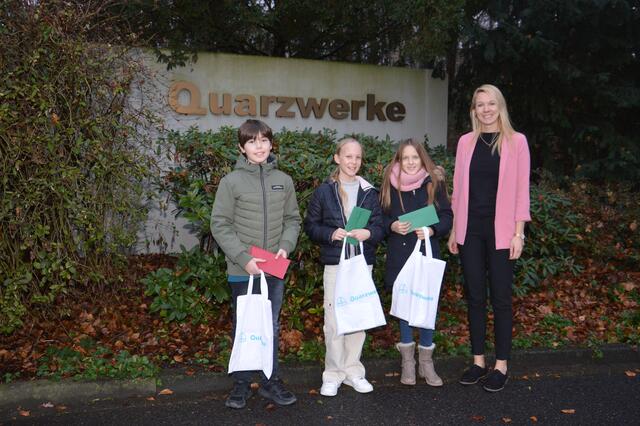 Lena Thiesen aus der Personalabteilung der Quarzwerke Frechen mit den Gewinnern der Alterskategorie „11 bis 14 Jahre“ : (v.l.) Tristan Wolf, Anne Krings und Emily Reinhardt. | Foto: Lars KIndermann
