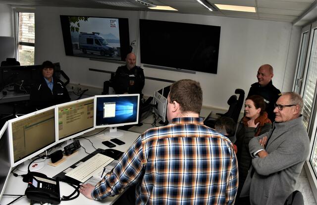 Am Leitstand des Stadtordnungsdienstes in Bad Godesberg-Friesdorf ließen sich die Oberbürgermeisterin und Stadtdirektor Fuchs von den an Heilig Abend im Einsatz befindlichen Mitarbeiterinnen und Mitarbeitern informieren und bedankten sich für das Engagement.  | Foto: AS