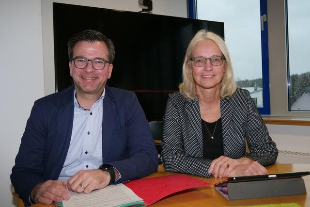 Kämmerer Rüdiger Kulartz und Bürgermeisterin Claudia Wieja stellten den Haushaltsplanentwurf für die Stadt vor.  | Foto: Woiciech