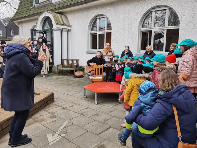 Auf dem Außengelände der Kita Robert-Müller-Platz fand eine Choraufführung der Kinder statt. | Foto: Verein