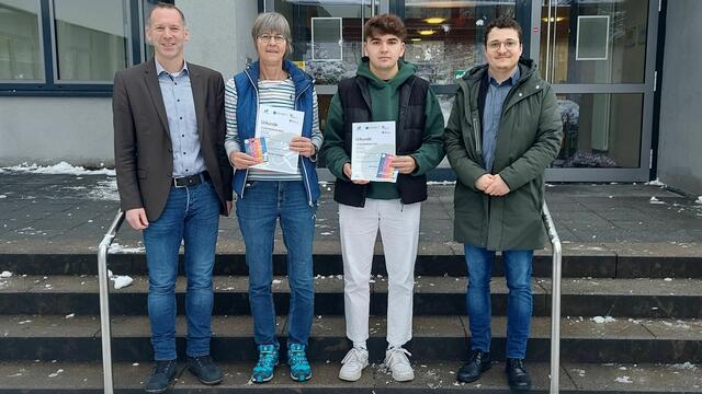 Schulleiter Markus Niklas, Team-Captain Kirsten Brügger, Schüler Jan Reez, Klimaschutzmanager Felix Borscz.  | Foto: © Stadt Gummersbach