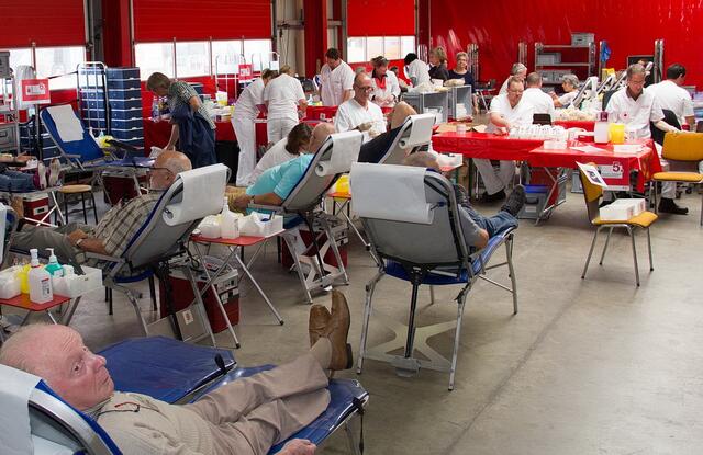 Blutspende-Termin irgendwo im Kreis Euskirchen: Blutspender beweisen mit ihrem selbstlosen Handeln, dass sie wichtige Vorbilder für die Gesellschaft sind. Bedingt durch die kurze Haltbarkeit von Blut können keine Reserven aufgebaut werden. So sind die roten Blutkörperchen (Erythrozyten) 42 Tage, die Blutplättchen sogar nur bis zu vier Tage haltbar.“  | Foto: Archivfoto: pp/Agentur ProfiPress