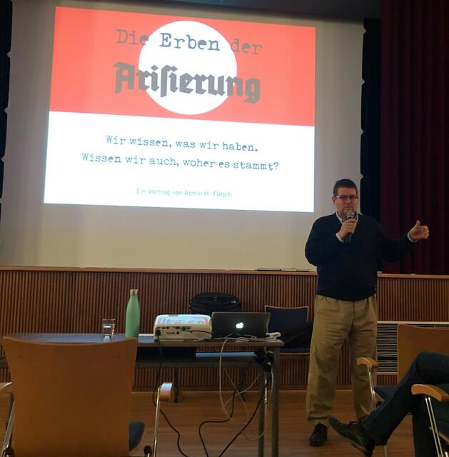 Der Historiker Armin H. Flesch nahm sich in seinem Vortrag den Erben der Arisierung an.                                      | Foto: Hollenberg Gymnasium