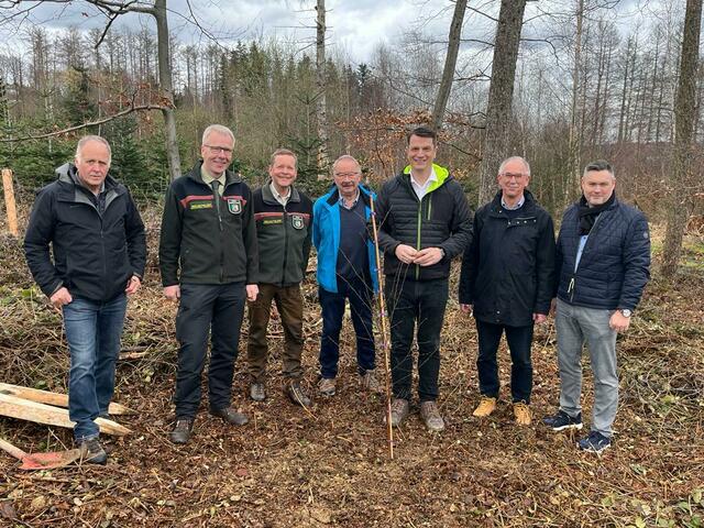 Gemeinsam pflanzten Björn Franken und Norbert Büscher mit anderen Beteiligten eine Moor-Birke. | Foto: Schutzgemeinschaft Deutscher Wald