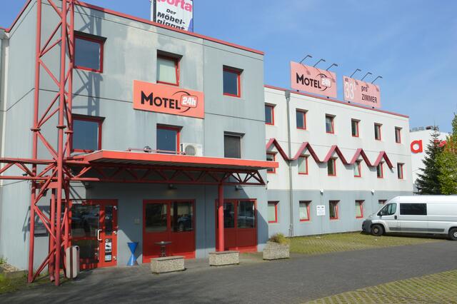 In direkter Nähe zu Porta und dem Ibis-Hotel steht das Motel 24h, welches im Herbst zur Flüchtlingsunterkunft umgebaut werden soll.  | Foto: Lars Kindermann