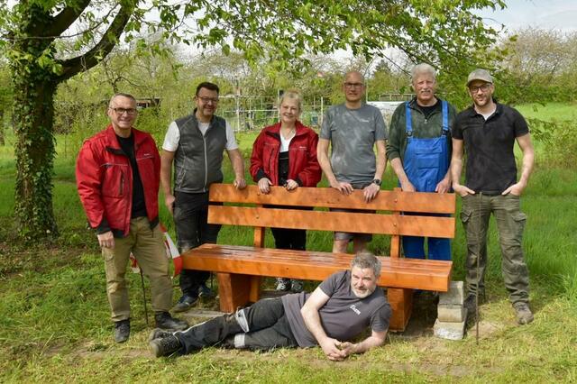 Das fleißige Team des Bürgervereins Mondorf mit der neuen Bank am Johanneshof.  | Foto: Bürgerverein