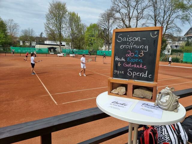 Auftakt zur Sommersaison mit Tennisturnier sowie Klönrunden bei Speis und Trank. | Foto: Juliana Förster