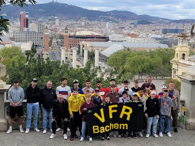 Beeindruckt vom „übergreifenden Zusammenhalt“ seiner Jugendmannschaften bei der gemeinsamen Reise zum Fußballturnier „Copa Castell“ waren Trainer und Betreuer des VfR Bachem.  | Foto: VfR Bachem