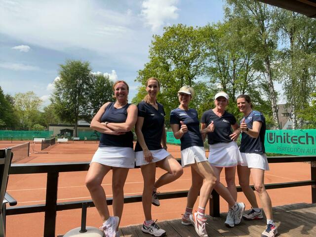 In bester Laune, die Wiehler 3. Damen 40 (von links): Nicola Schäbitz, Peggy Koch, Nancy Schmidt, Christina Rödder und Nina Formica.  | Foto: Tobias Schmidt