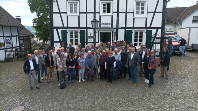 Vor dem Heimatmuseum in der Altstadt stellten sich französische Gäste und deutsche Gastgeber zum Gruppenfoto auf. | Foto: Angelika Walckhoff