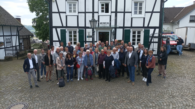 Vor dem Heimatmuseum in der Altstadt stellten sich französische Gäste und deutsche Gastgeber zum Gruppenfoto auf.  | Foto: Angelika Walckhoff