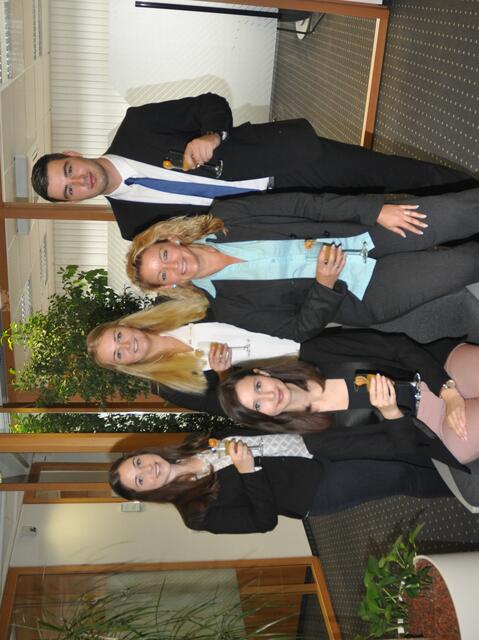 Nicole Höller, die Ausbilderin der Bank (2. von rechts) mit den neuen Azubis (von links) Laura Käding, Gina Marenzzi, Loreen Felder und Lars Schröder  | Foto: Raiffeisenbank