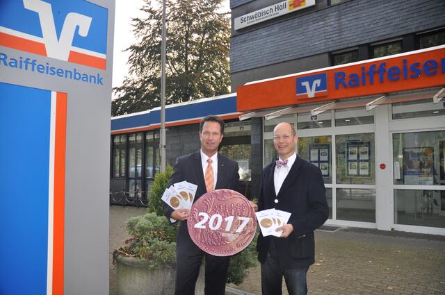 Die Jury ist sich sicher, dass es viele Helfer in Odenthal gibt, die für den Preis in Frage kommen und freut sich über ebenso viele Vorschläge. Von links: Volker Wabnitz und Dietmar Tönnies. | Foto: Raiffeisenbank