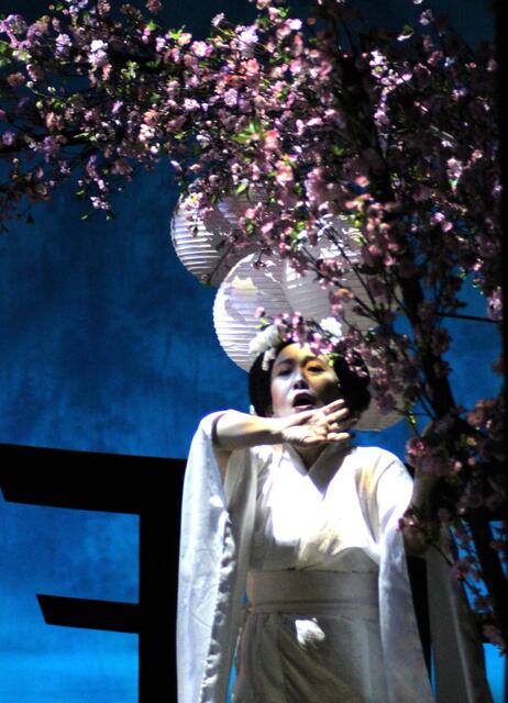 Madame Butterfly in authentischer Inszenierung - das wird ein Opernabend ganz nach dem Geschmack des opernbegeisterten Publikums in Bergsich Gladbach.  | Foto: Joachim Schlote