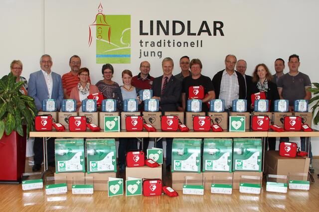Bürgermeister Dr. Georg Ludwig (M.) mit Schulleitern, Hausmeistern und Mitarbeitern der Verwaltung bei der Übergabe der 13 Defibrillatoren für Schulen und Sporthallen. | Foto: Wolfgang Rausch