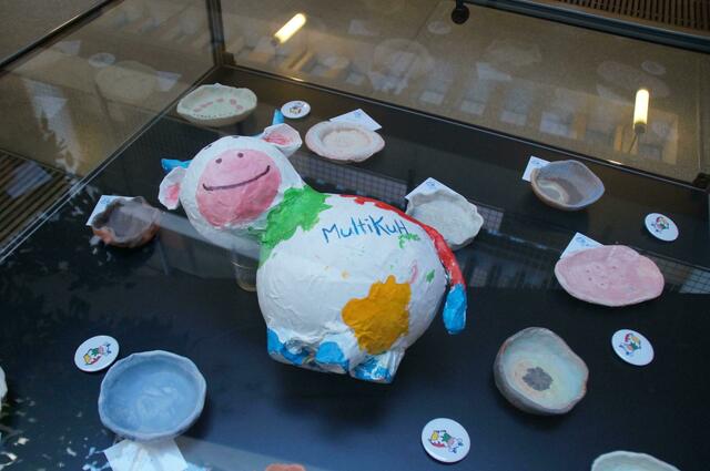 Die „Multikuh“ aus Pappmaché und Tonschalen, die die Kinder in einem Workshop angefertigt haben. | Foto: Schulze
