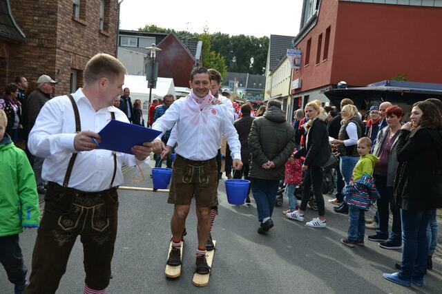 Viele hielten das FRK-Gefolge für die klaren Favoriten. Zünftige Lederhosen, strahlendes Lächeln, wären das nicht die “Boxenstopps“ an den Bierbuden gewesen. | Foto: uzk