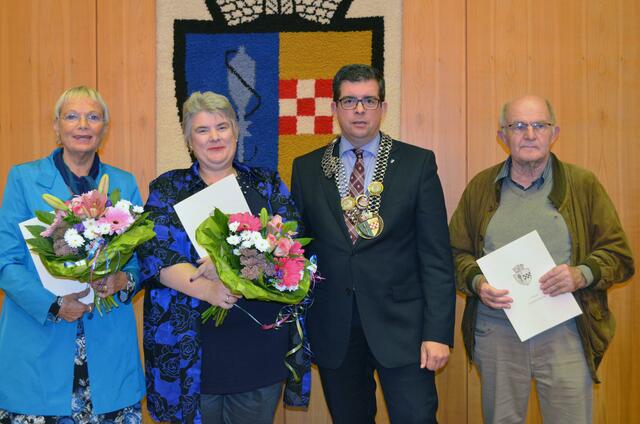 Gummersbachs Bürgermeister Frank Helmenstein zeichnete erneut ehrenamtlich tätige Bürger mit der silbernen Stadtmedaille aus.