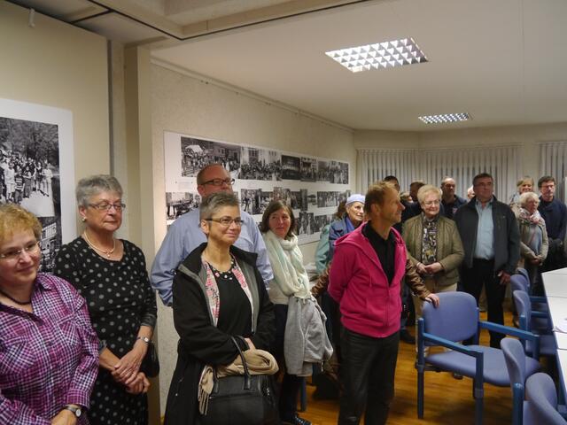 Ein volles Haus des Gastes - die Menschen interessierten sich für Momentaufnahmen aus vier Jahrzehnten aus Herchen.  | Foto: Foto: Schmidt