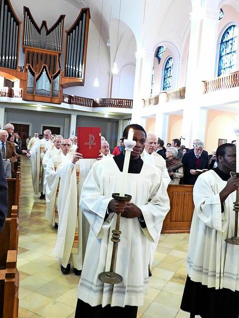 In feierlicher Prozession zogen die Jubilare zum Dankgottesdienst in die Klosterkirche ein. | Foto: Gast