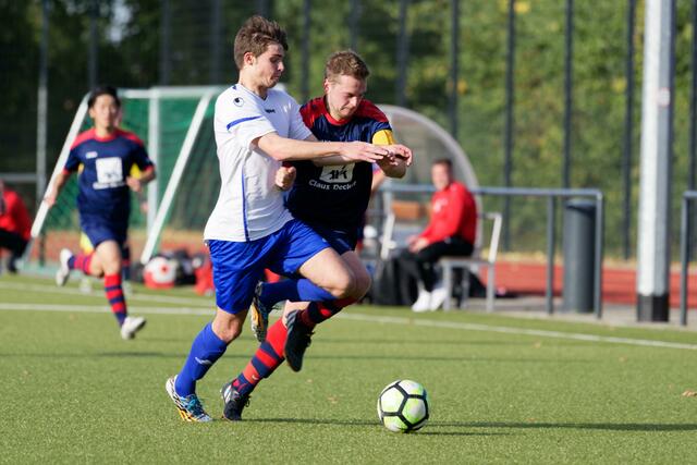 Zum Tanz bat BW Königsdorf den FC Rheinsüd Köln 2. Die Frechener konnten die Gäste aus Köln am Ende mit 7:0 besiegen. Kölns Kapitän Lukas Vieth Kapitän war mitunter noch der auffälligste Spieler, hier im Zweikampf mit Fabiano Sebastiano Longhitano. | Foto: Holger Eichner