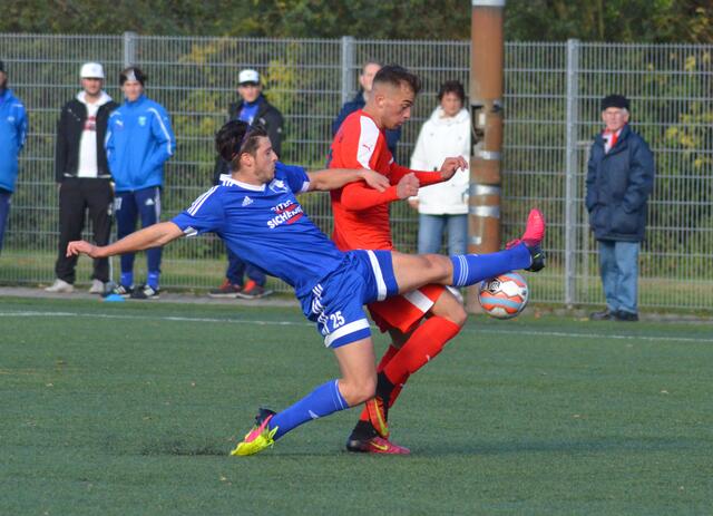 Wesselings Benedikt Seeger (links) schafft es hier, mit einem "langen Bein" Hürths Ergün Yildiz vom Ball zu trennen. Am Ende aber waren die Hürther zwei Tore besser als ihre Gegner aus Wesseling. | Foto: Holger Bienert