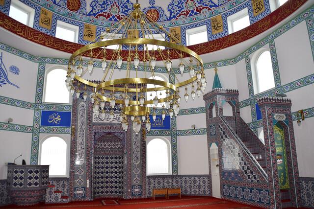 Eindrucksvoll präsentiert sich der Moschee-Innenraum. | Foto: Frank Engel-Strebel