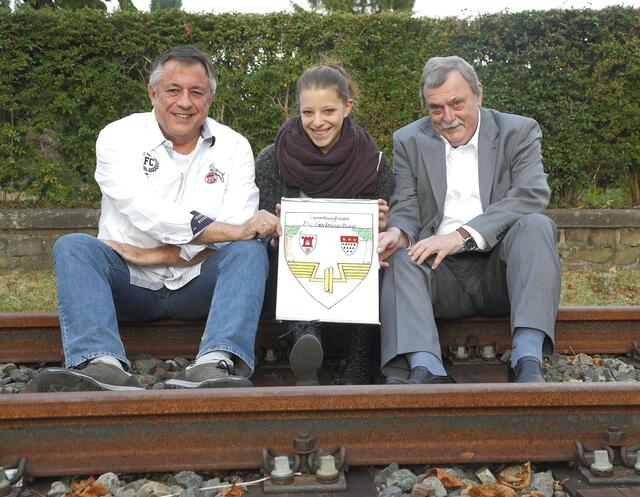 Sarah Wilden, ihr Vater Werner Wilden (l.) und Gunther Geisler stellen das neue Stadtteilwappen von Gremberghoven vor. | Foto: König