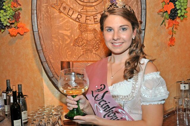 Im Pokal ist sicher ein lieblicher Weißwein, denn den trinkt Lena Schürheck am liebsten: Die junge Urfelderin ist die neue Weinkönigin des Rheinanliegerdorfes. | Foto: Detlev Junker