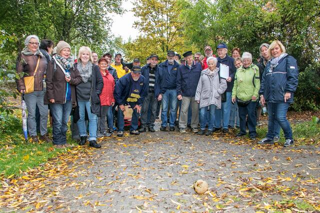 Angekommen im Derletal-Park ermittelten die weiblichen und männlichen Boßler ihren Meister. Eingeladen hatten der Stiefelclub und die die Waldfreunde, auf deren Grillplatz es ganz zum Schluss noch eine Stärkung in Form von leckeren Steaks und Würstchen gab. | Foto: who
