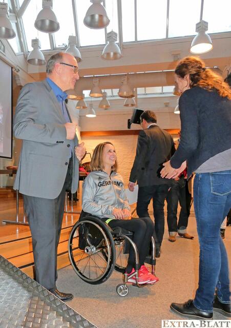 Die Gratulanten drängten sich um die fröhliche Spitzensportlerin. | Foto: Gast