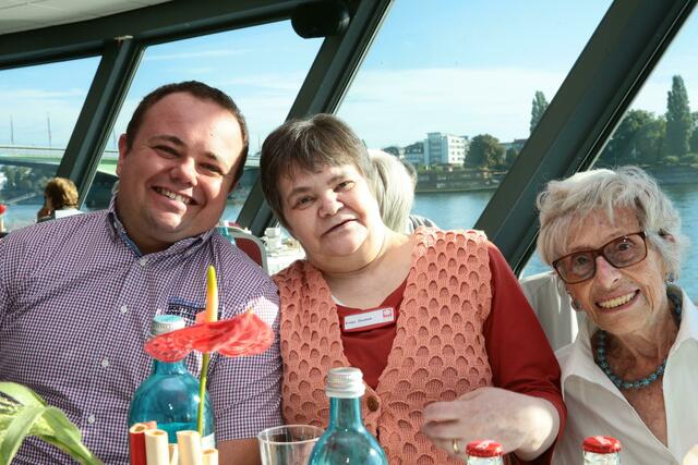 Auch Lina (re.) und Ursula genossen gemeinsam mit ihrem Pfleger Henrik die Bootstour. | Foto: we
