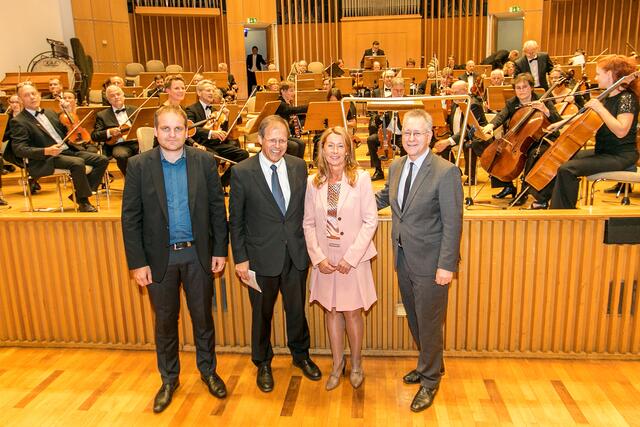 Gemeinsam freuten sich (v.l.) Martin Mikat, Wolfgang Holzgreve, Inka Orth und Michael Hoch auf den musikalischen Hochgenuss des Abends, den das Deutsche Ärzteorchester in der Aula der Uni-Bonn bot.  | Foto: who