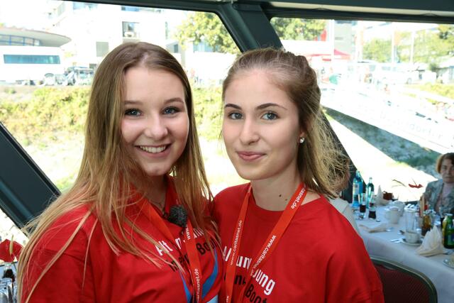 Freuen sich auf den Austausch mit den älteren Leuten: Lena (links) und Clara. | Foto: we