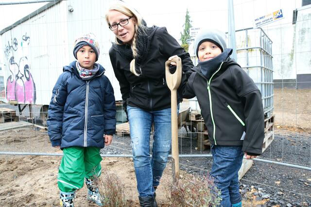 Wie kommt die Pflanze in den Boden? Learning by doing. | Foto: Harald Weller
