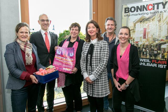 Stellen die Neuerungen des diesjährigen „Bonn leuchtet“ vor: (v.l.) Dr. Andrea Niehaus, Volker Schramm, Karina Kröber, Maike Reinhardt, Wolfgang Flammersfeld und Ilka Gödeker. | Foto: who