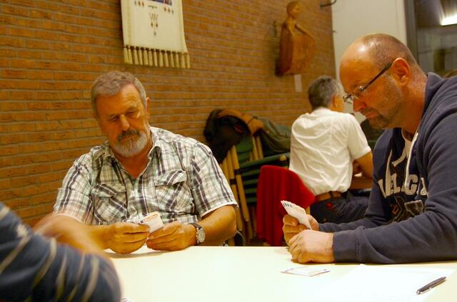 Konzentriert und doch gelöst: Schöne Atmosphäre beim Preisskat der KolpingfamilieMondorf | Foto: Warnecke