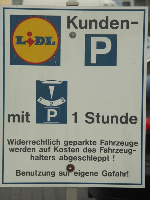 Vor dem Lidl-Markt ist die Parkzeit auf eine Stunde beschränkt.  | Foto: Groscurth