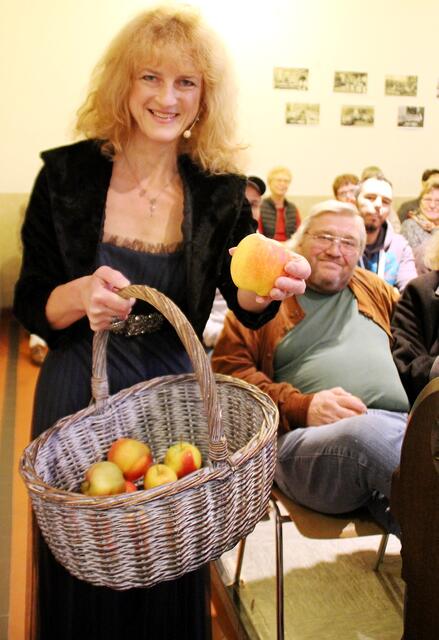 Passend zur zuvor gehörten Sage verteilte Katia Franke Äpfel an die Zuhörer der Klosterkapelle. Sie sollen „ewige Jugend“ verleihen. | Foto: KR/ProfiPress