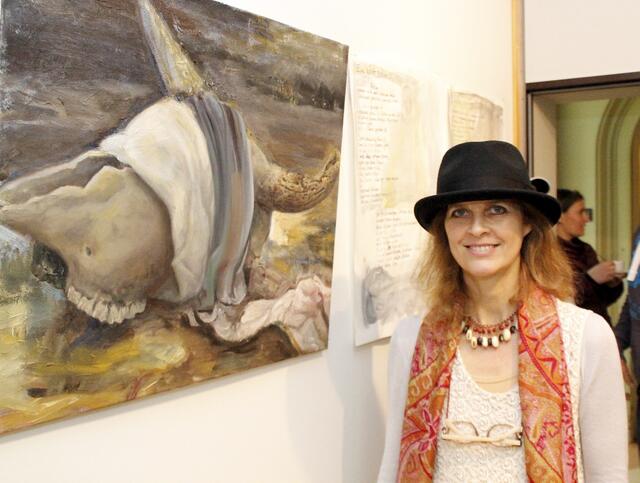 Mit ihren Gedichten, pluralistischen Bildern und abgebildeter Lyrik brachte sich Mona Dia passend ein. Die Zwillingsschwester Frankes zog erst im vergangenen Jahr von Starnberg in die Eifel und arbeitet seitdem im Atelier in Gemünd. | Foto: KR/ProfiPress