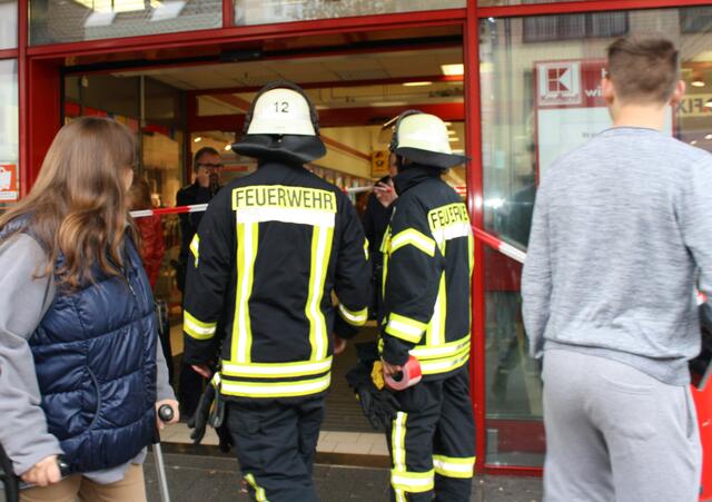 Das Kaufland-Gebäude in Bergheim wird geräumt. Die Feuerwehr fordert alle zum Verlassen des Gebäudes auf. | Foto: Martina Thiele-Effertz