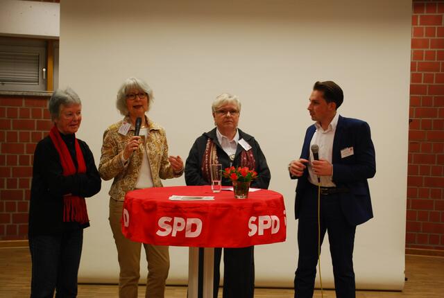 Regina Tilgner, Elke Reusch und Renate Marx vom SPD-Kleiderlädchen standen Matthias Großgarten Rede und Antwort | Foto: Bracker
