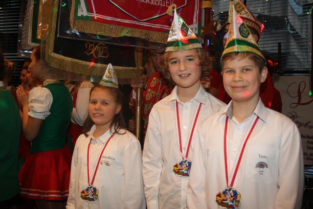 Das neue Kinderdreigestirn. Von links Jungfrau Emma-Marie (Schröder), Prinz Ben (Blase), Bauer Tom (Althoff)  | Foto: Schröder