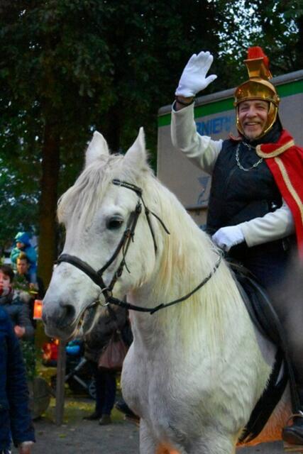 Souverän und gut gelaunt ritt Sankt Martin durch die Mondorfer Straßen | Foto: Warnecke