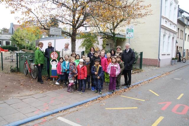 Das Kinderkunstprojekt in der Schützenstraße wurde durch Bürgermeister Dieter Freytag und die beteiligten Kinder offiziell eingeweiht.