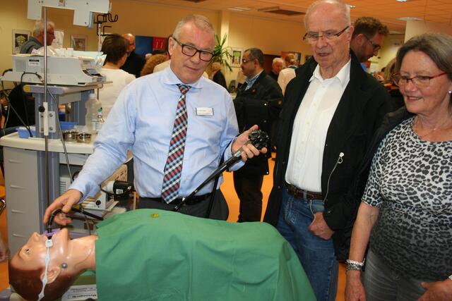 Moderne Behandlungsmethoden demonstrierte Chefarzt Dr. Peter Dreßen vom Sankt Franziskus-Krankenhaus den Besuchern. | Foto: Röhrig